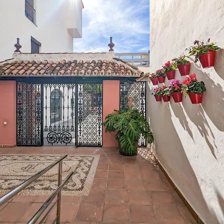 Apartment Harbor Getaway In The Heart Of Puerto Banus With Walking Dictance To Everything *
