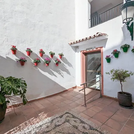 Apartment Harbor Getaway In The Heart Of Puerto Banus With Walking Dictance To Everything *