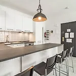 Harbor Getaway In The Heart Of Puerto Banus With Walking Dictance To Everything Appartamento